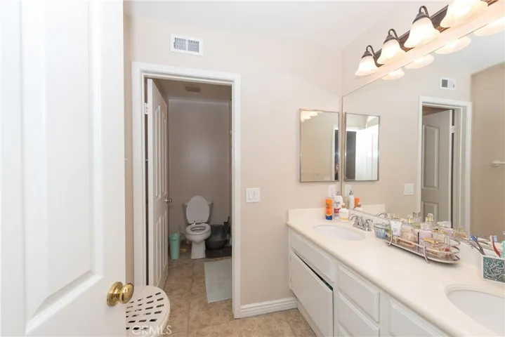 Upstairs secondary bathroom
