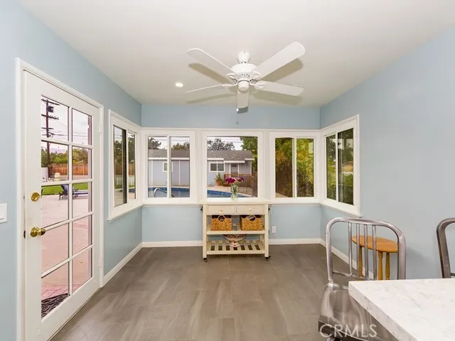 Breakfast/dining area