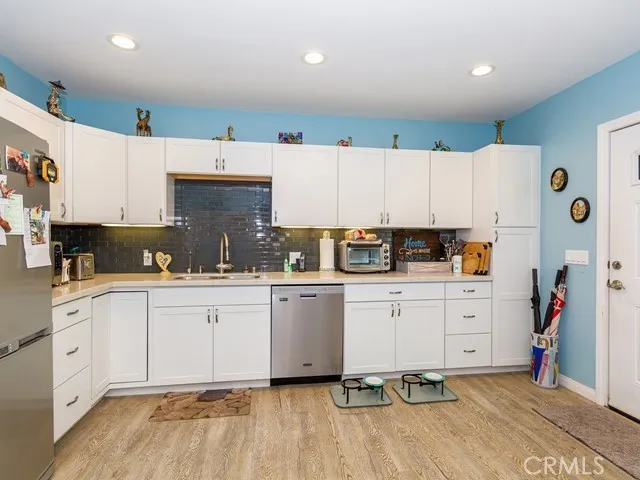 Guest unit kitchen, ample cabinet space and countertops, full size appliances