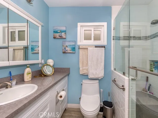 Guest unit bathroom