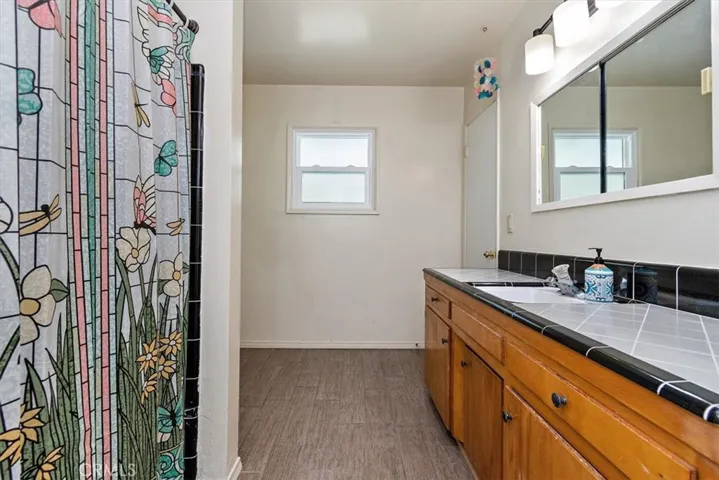 Main bathroom, with tile countertops