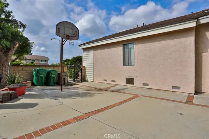 Large side yard big enough for a pool