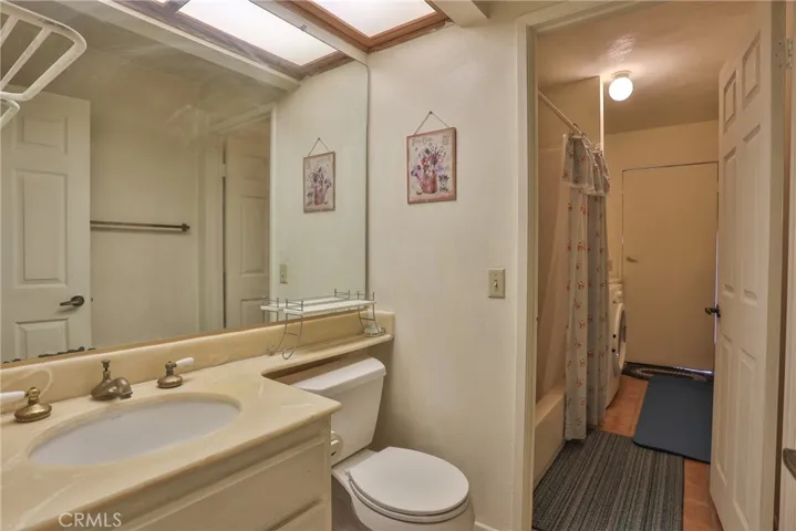 Downstairs full bath with laundry area