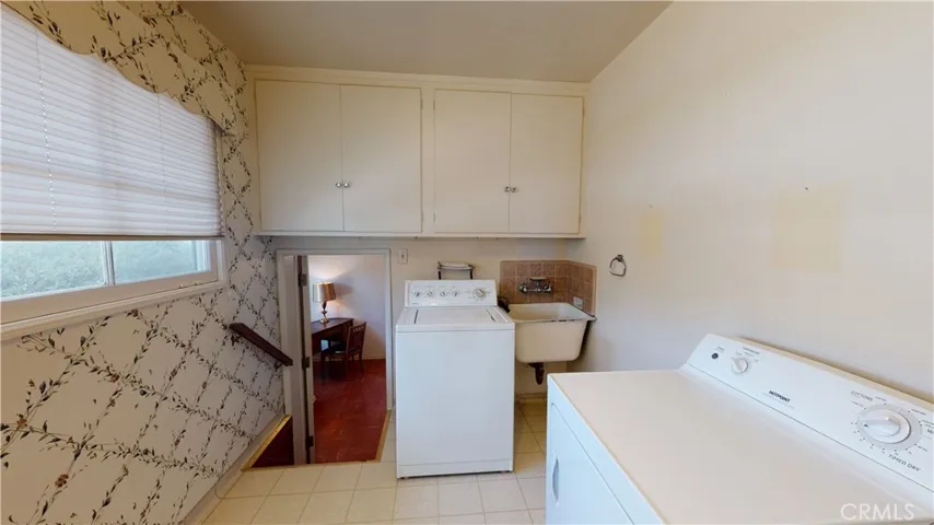 16800 Mooncrest Drive, Encino, California 91436