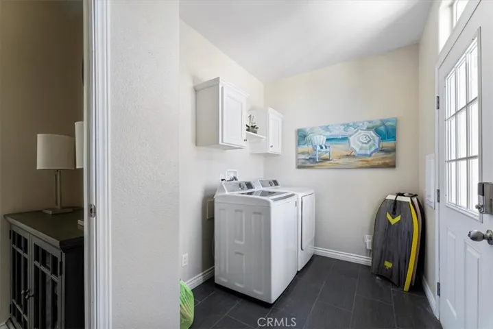 Mudroom with washer ad dryer hookups.