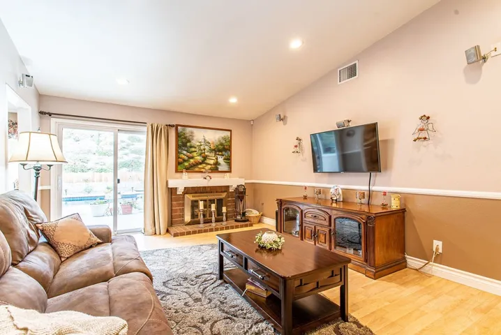 20741 Dan Court, Saugus, California 91350