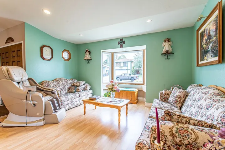 20741 Dan Court, Saugus, California 91350