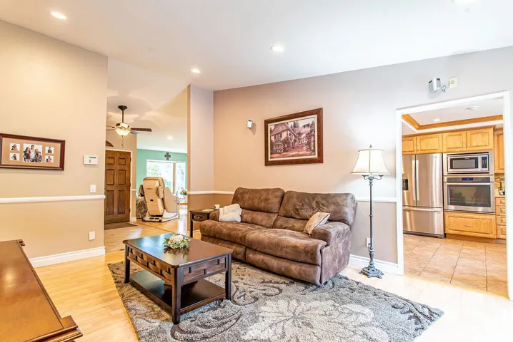 20741 Dan Court, Saugus, California 91350