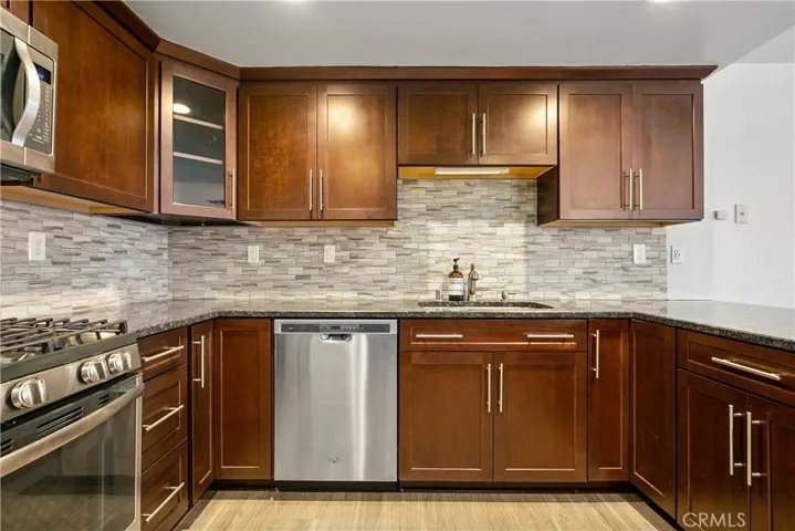 Tile backsplash, self closing drawers