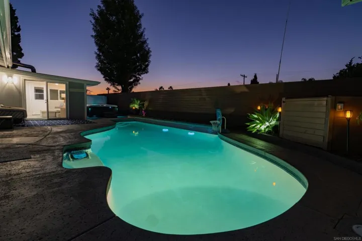 3748 Governor Dr, San Diego, California 92122