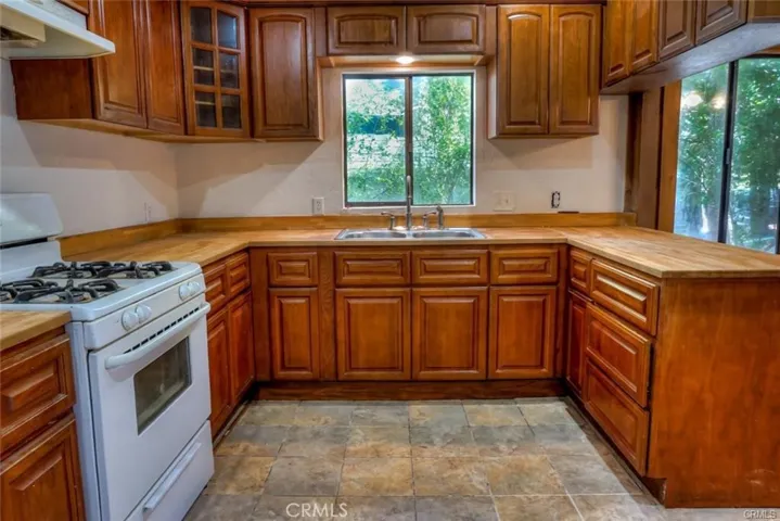 22832 Waters Drive, Crestline, California 92325