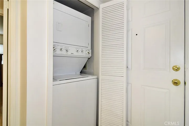 18640 Collins Street 114, Tarzana, California 91356