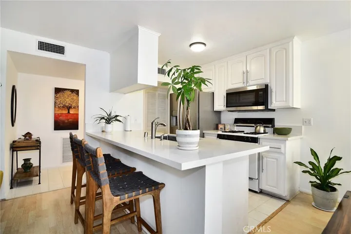 18640 Collins Street 114, Tarzana, California 91356