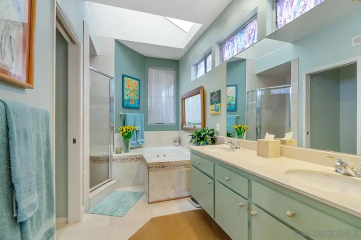 2432 Links Way, Vista, California 92081