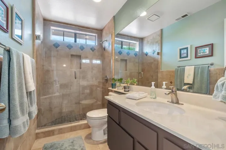 2432 Links Way, Vista, California 92081