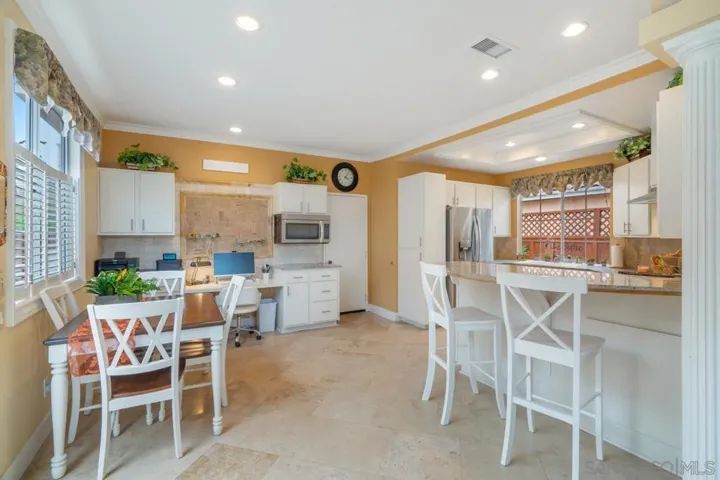 2432 Links Way, Vista, California 92081