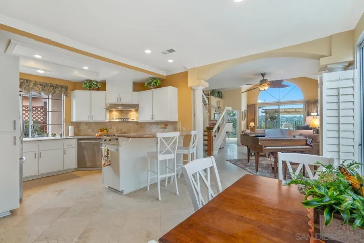 2432 Links Way, Vista, California 92081