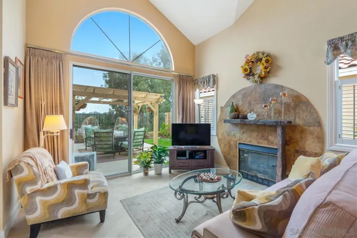 2432 Links Way, Vista, California 92081