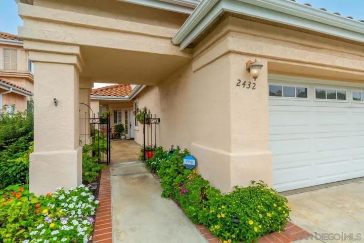 2432 Links Way, Vista, California 92081
