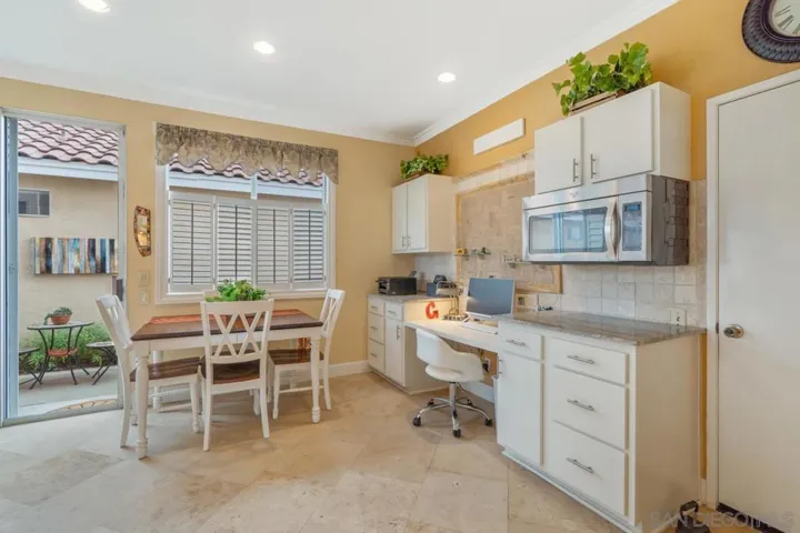 2432 Links Way, Vista, California 92081