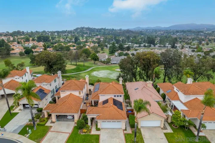 2432 Links Way, Vista, California 92081