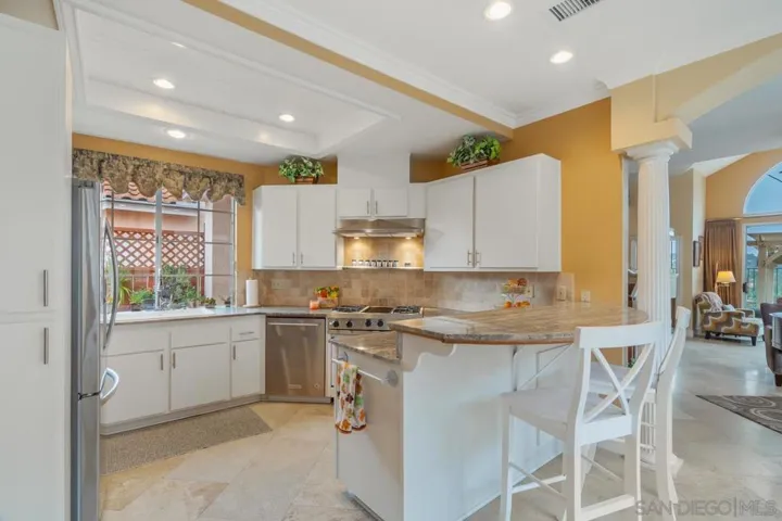 2432 Links Way, Vista, California 92081