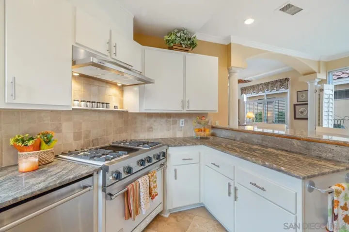 2432 Links Way, Vista, California 92081