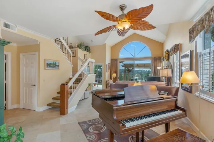 2432 Links Way, Vista, California 92081