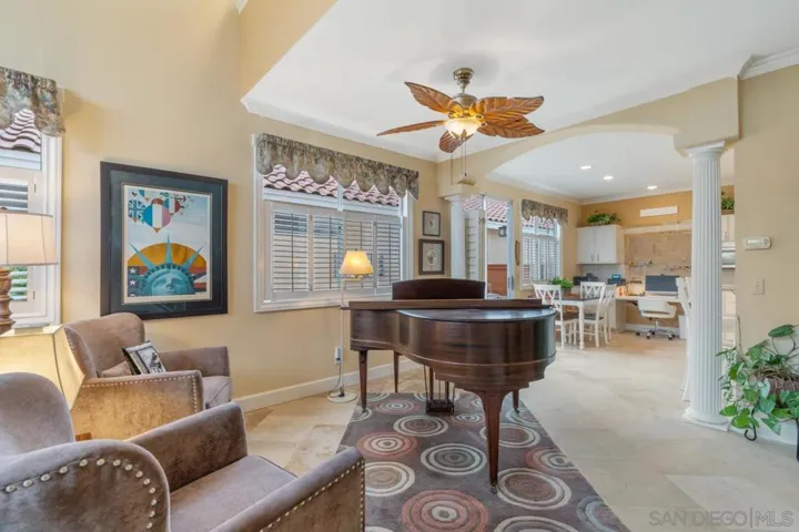 2432 Links Way, Vista, California 92081