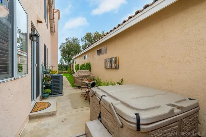 2432 Links Way, Vista, California 92081