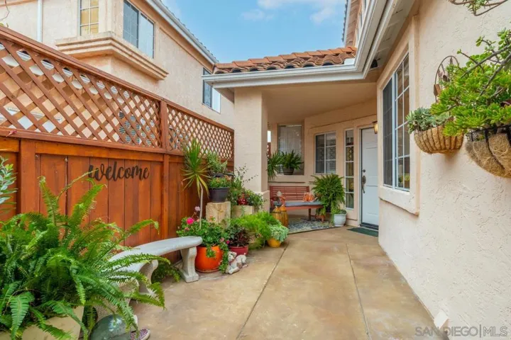 2432 Links Way, Vista, California 92081