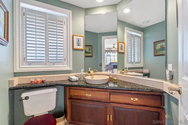 2432 Links Way, Vista, California 92081