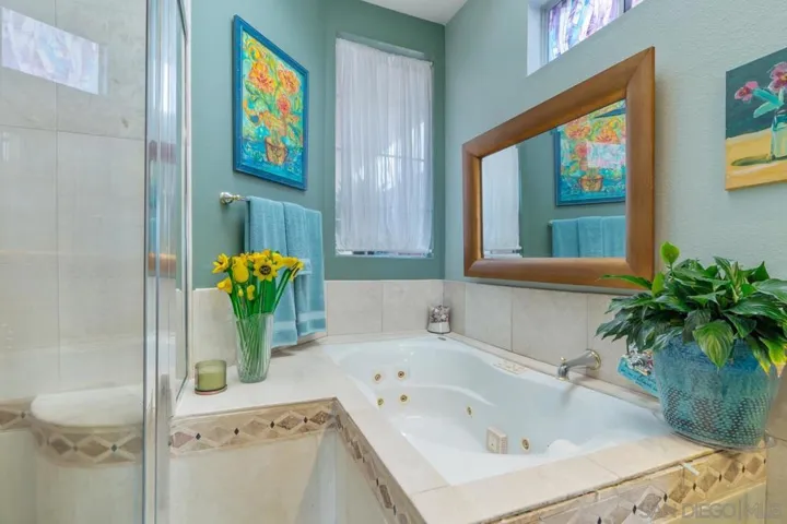 2432 Links Way, Vista, California 92081