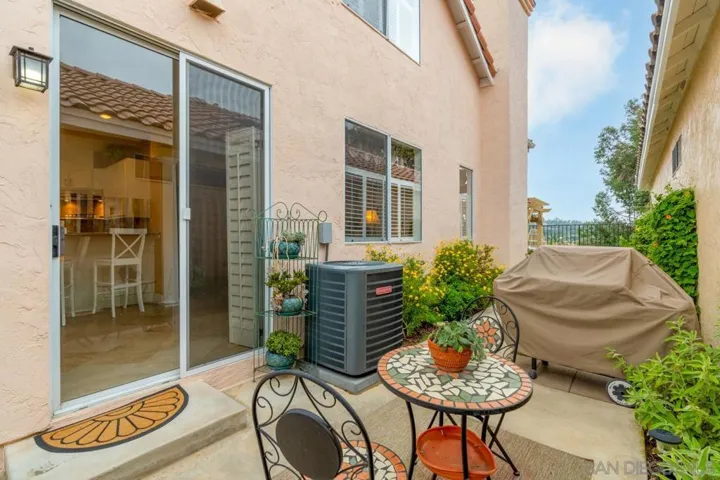 2432 Links Way, Vista, California 92081