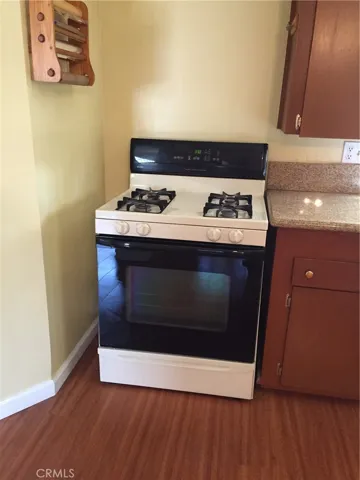 Gas range and oven stays