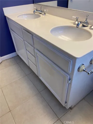 Dual sinks in main master suite....