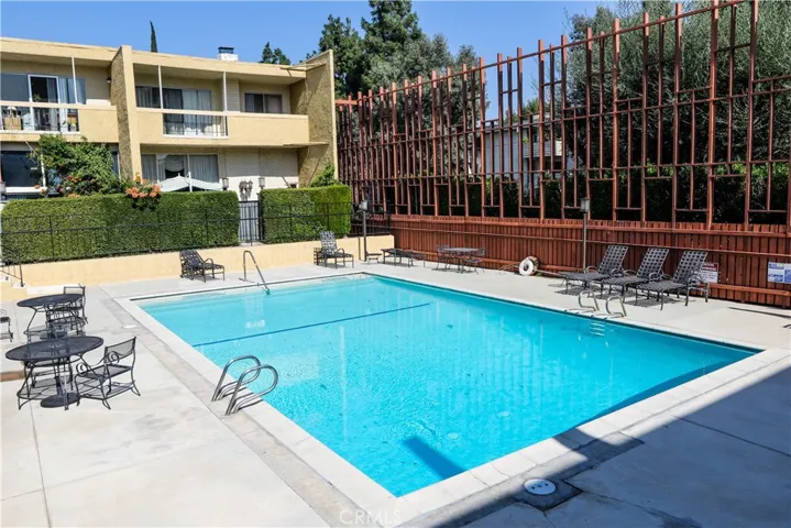 5435 Yarmouth Avenue 8, Encino, California 91316