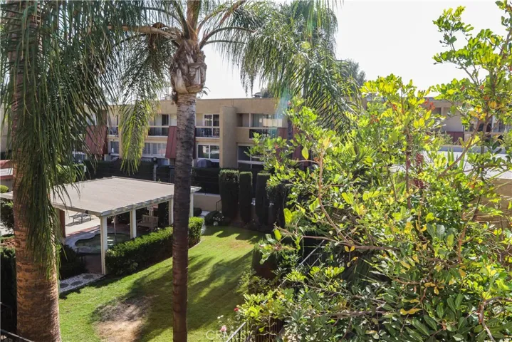 5435 Yarmouth Avenue 8, Encino, California 91316