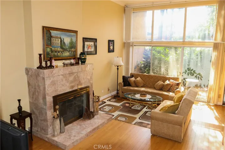 5435 Yarmouth Avenue 8, Encino, California 91316