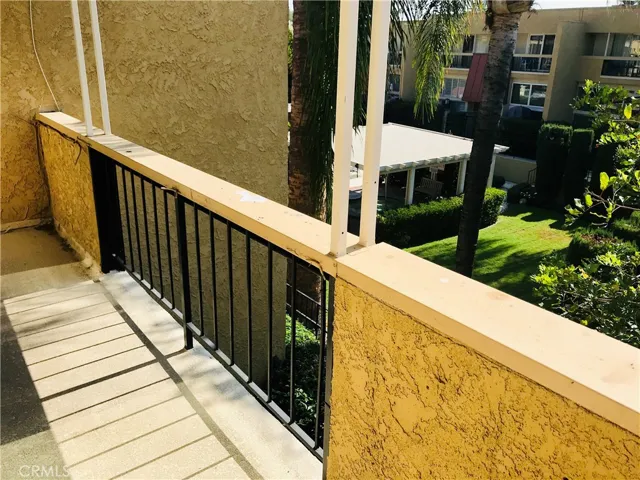 5435 Yarmouth Avenue 8, Encino, California 91316