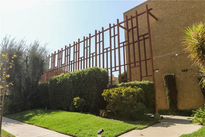 5435 Yarmouth Avenue 8, Encino, California 91316