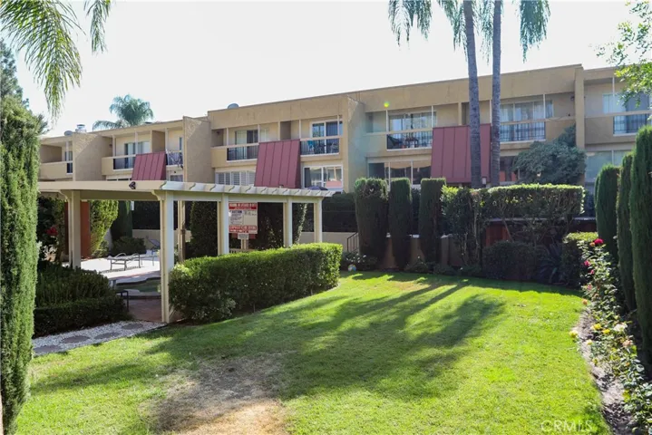 5435 Yarmouth Avenue 8, Encino, California 91316
