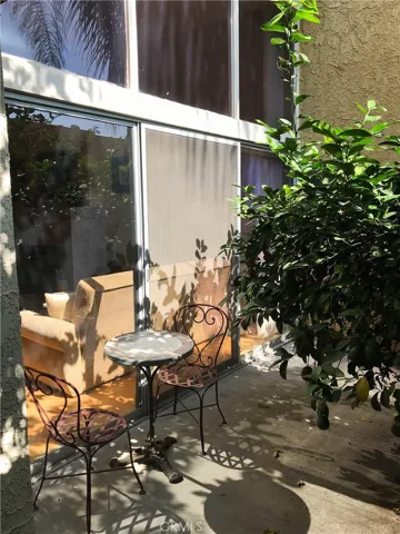 5435 Yarmouth Avenue 8, Encino, California 91316