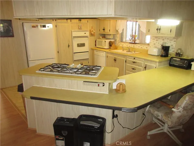 Kitchen bar with cooktop