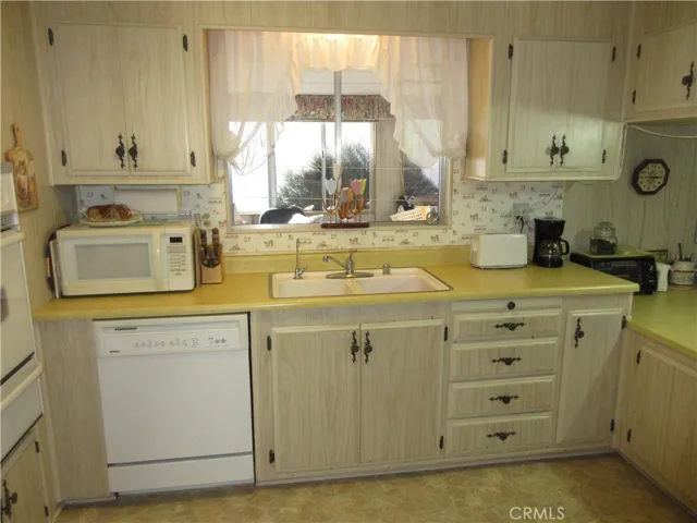 Kitchen sink, dishwasher