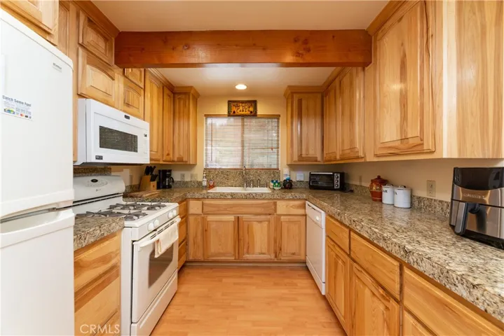 747 Vista Avenue, Sugar Loaf, California 92386