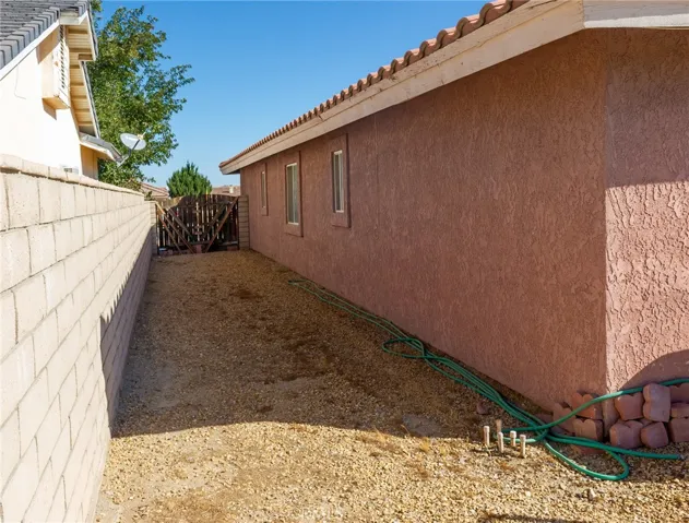 Double gate with easy access to the back yard
