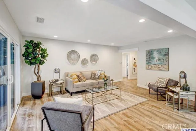 5321 Royer Avenue, Woodland Hills, California 91367