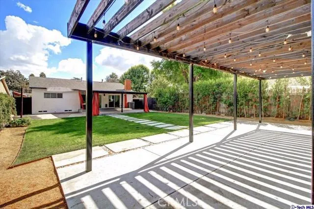 5321 Royer Avenue, Woodland Hills, California 91367