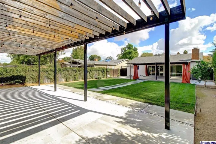 5321 Royer Avenue, Woodland Hills, California 91367